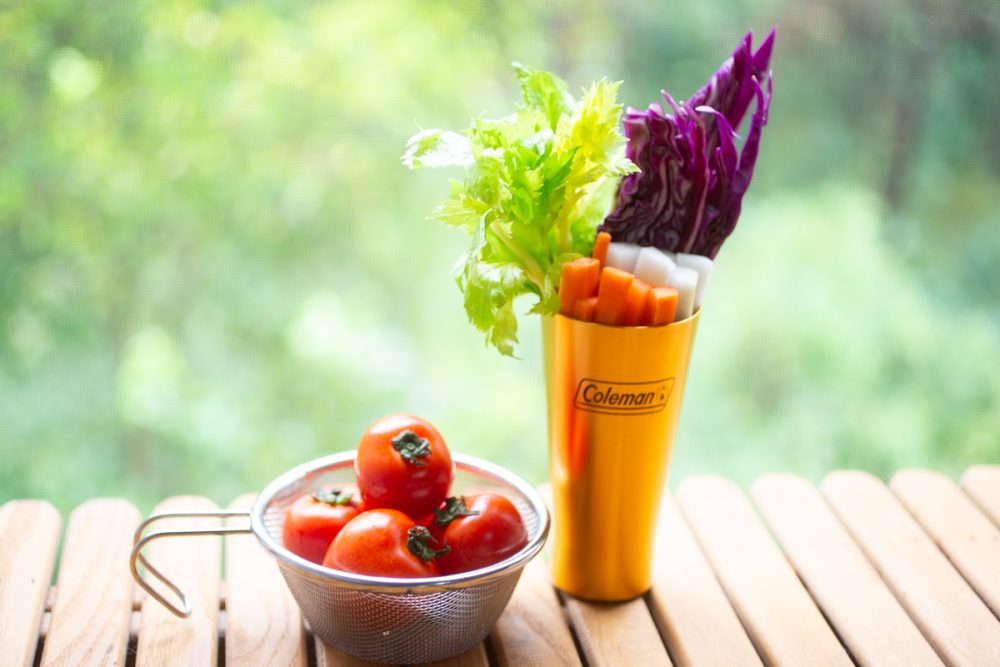 肉食で茶色一辺倒に偏りがちなキャンプめしにスティック野菜で彩りを！