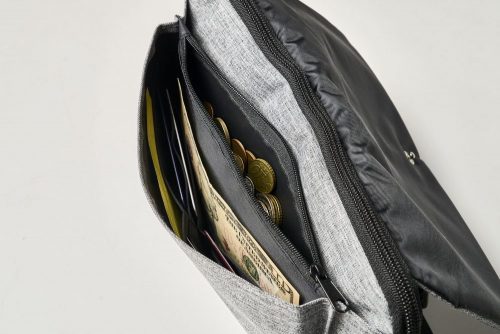 【セブン-イレブン限定】コレ一つだけで簡単外出！ 財布にもなるショルダーバッグが凄すぎた!!