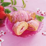 サンマルクカフェで初めての使用となる“キャンディ”を散りばめ、甘酸っぱいいちごの味わいと、可愛いらしいピンクの色合いが春の訪れを感じさせる