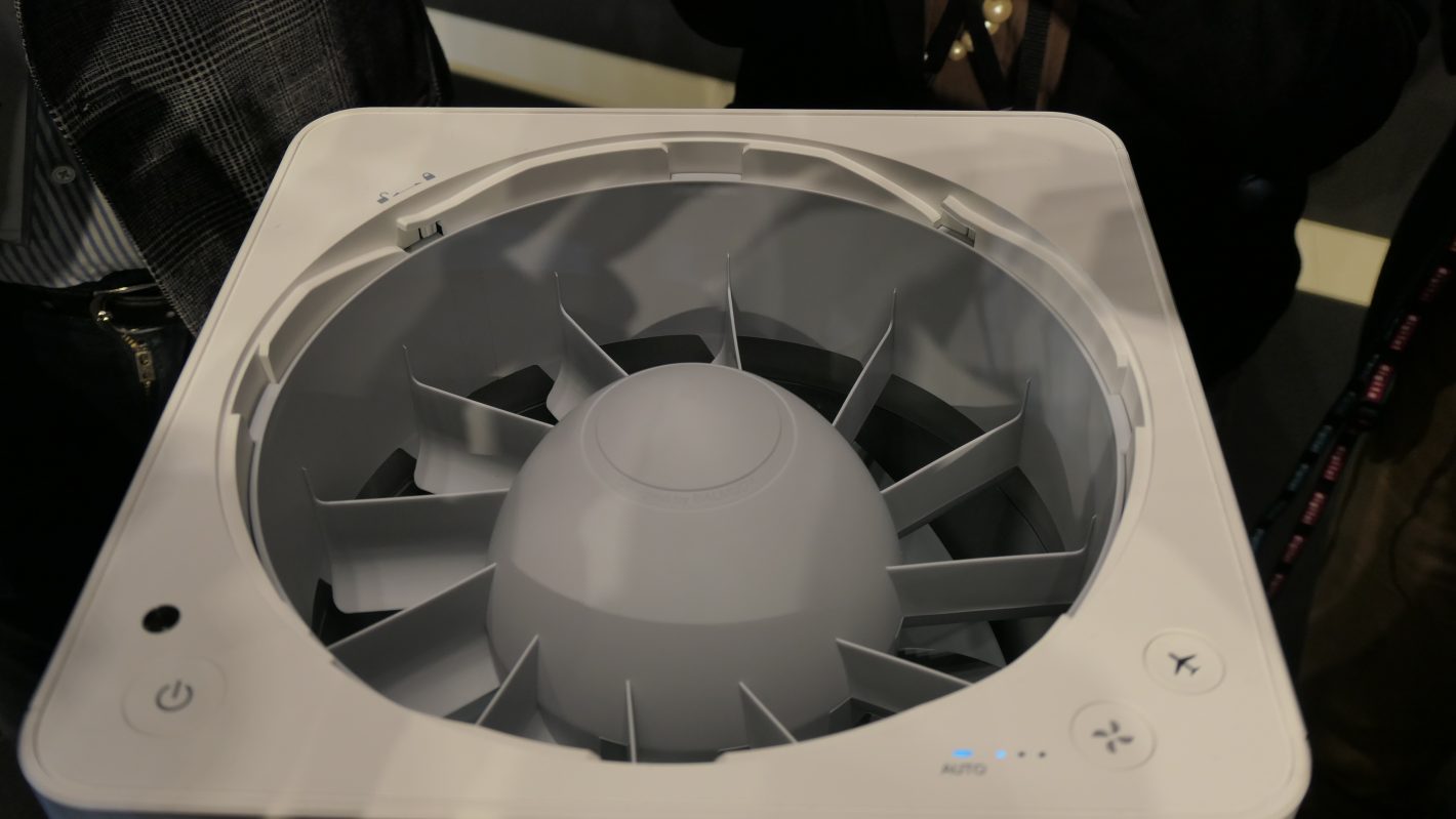 バルミューダが光の柱デザインの新型空気清浄機「BALMUDA The Pure 」を韓国で発表