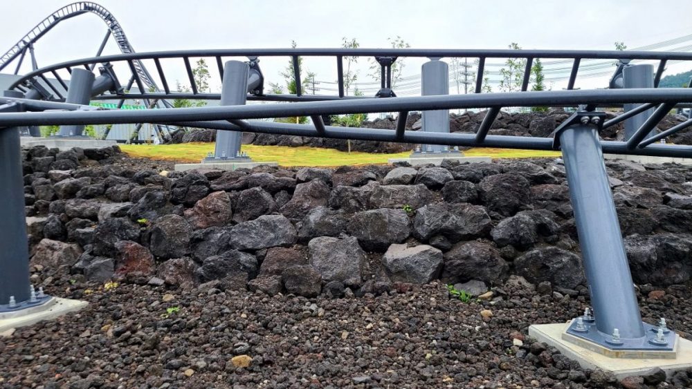 敷地内の工事過程で地中から掘り出された富士山の溶岩石を修景デザインとして再利用している