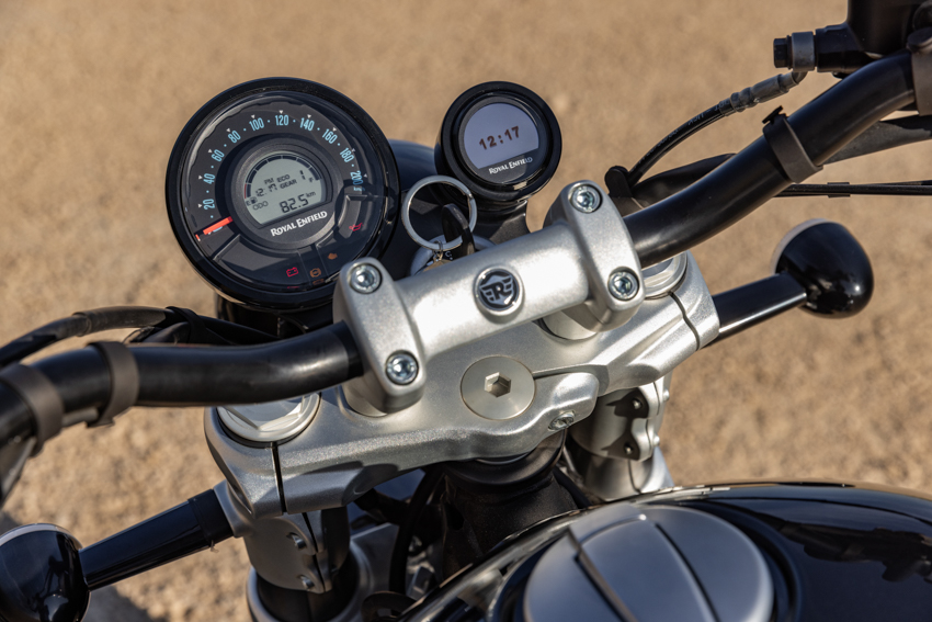 バイクのテクノロジーを可視化するメーターパネルは、LCDディスプレイで構成