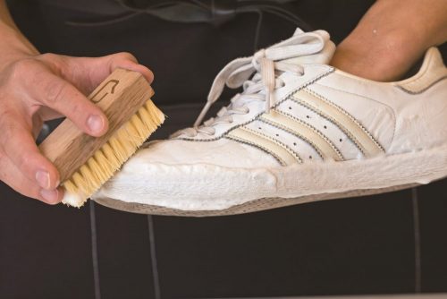 【MonoMax編集部】スニーカーの洗い方、プロが教える簡単究極テク！