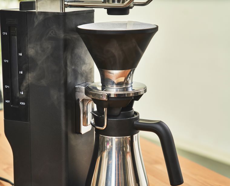 淹れたコーヒーが冷めて味が落ちないよう、コーヒー抽出前に100℃の高温スチームを噴射しサーバーを温める。