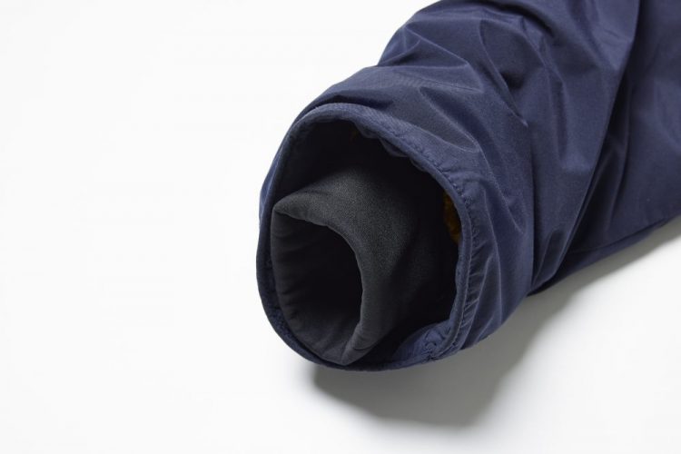 ナンガ×エカル マウンテンダウンジャケット　袖口は正面からは直接見えない位置にリブを配置