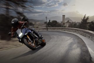 スズキのバイク「KATANA」、ニューカラーで輝きを増すロードスポーツモデルに再注目！
