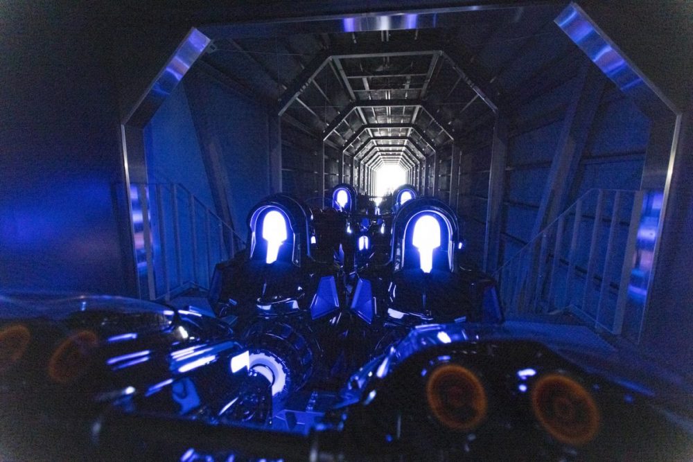主にトンネルの中にリニア加速システムが配置され、加速がおこなわれる