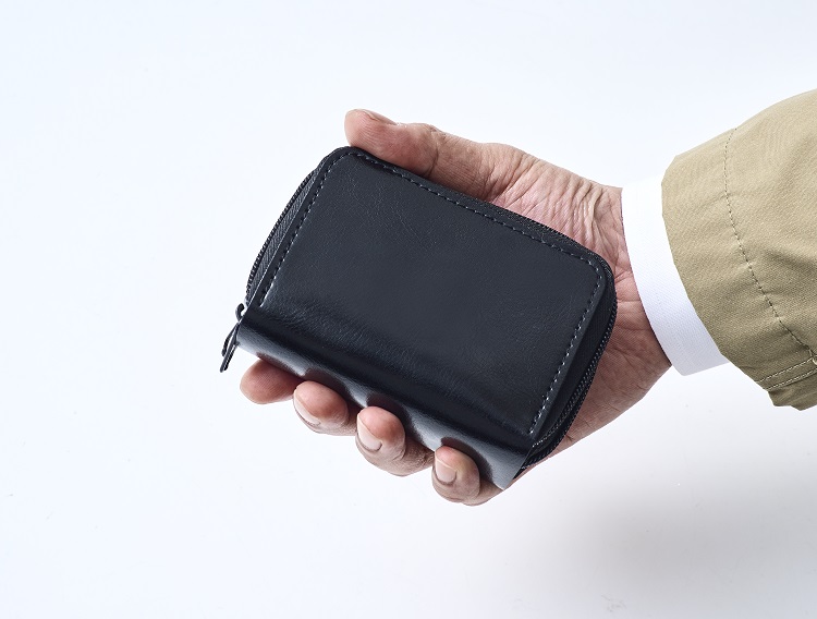 手のひらに収まるキーケース付き財布