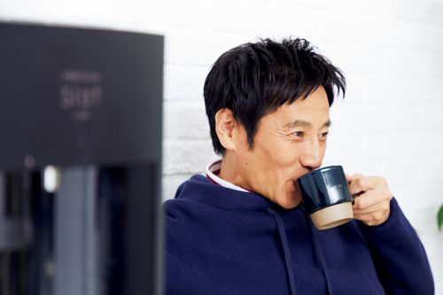 俳優の津田寛治が「フレシャス・スラット＋カフェ」で贅沢で優雅なカフェタイムを過ごす