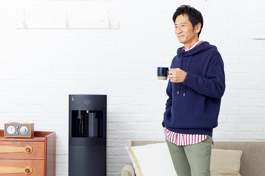 俳優の津田寛治が「フレシャス・スラット＋カフェ」で贅沢で優雅なカフェタイムを過ごす