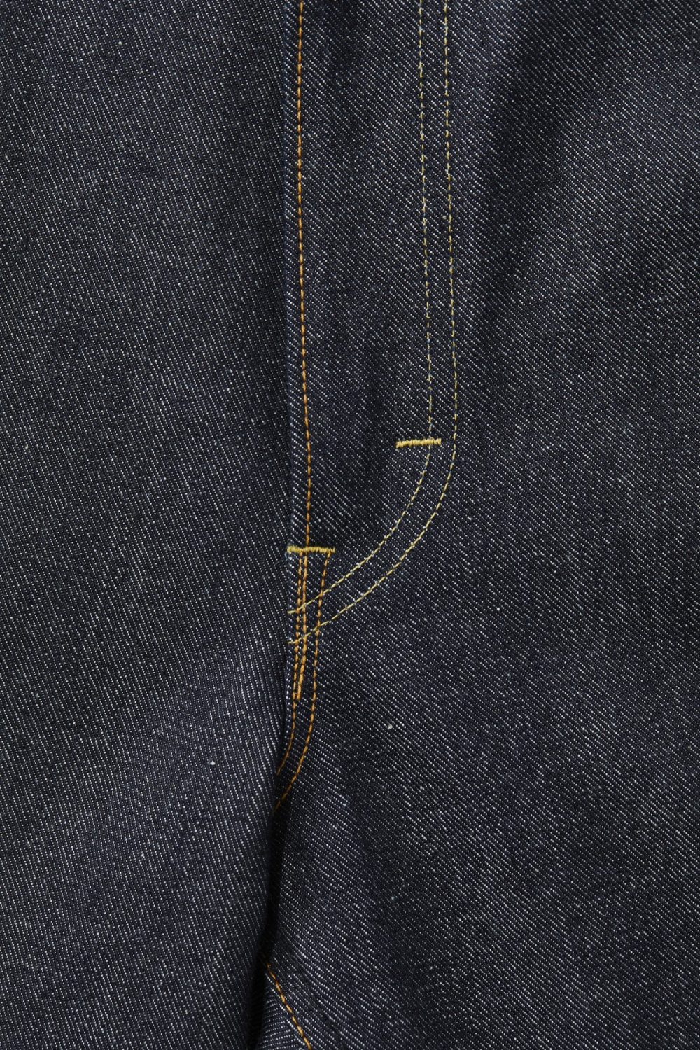 2色使いの縫製糸、ジッパーはピンロックのGRIPPER ZIPPER、股リベットがなくなり閂止めに