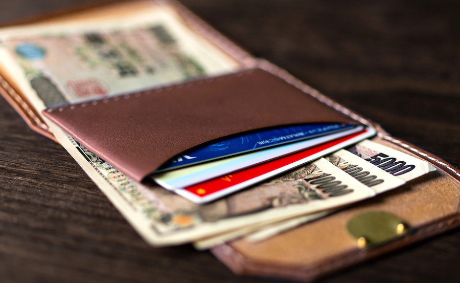お札を包む感覚が新しい！「ふくさ」から発想したミニマル財布が登場！