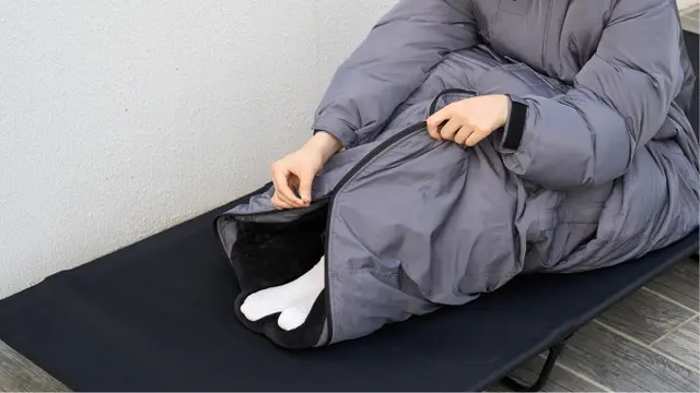 「モンスターパーカー」の足元を温めるスカートはジップ式で足先まで開閉可能