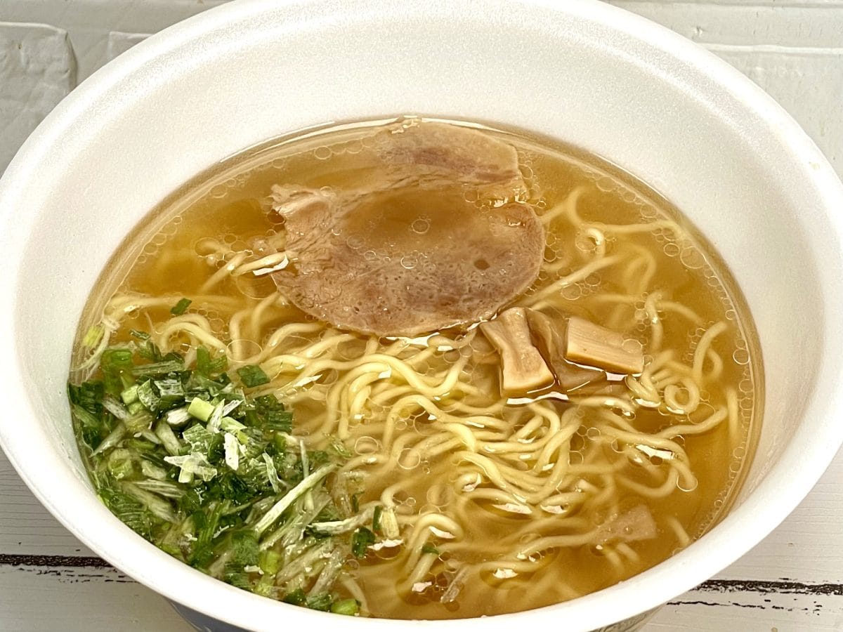 3.「セブンイレブン 明星 地域の名店 函館麺や一文字鶏出汁塩ラーメン」（明星食品）具材は一般的な感じ。ボリューム感あるチャーシューにメンマ、ネギは「あとのせかやく」と出来上がりの上に乗せます。これは風味をしっかりと感じられるメリットがあります