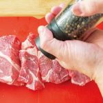 4.　牛肉に小麦粉を薄くまぶし、溶き卵にぐぐらせ、パン粉で覆う