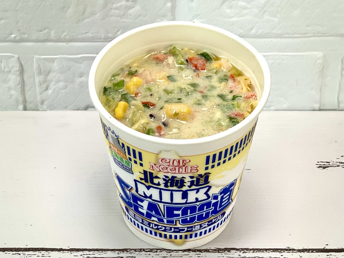 2.「日清カップヌードル 北海道ミルクシーフー道ヌードル」（日清食品）お馴染みのカニ風味かまぼこやイカは安心安定の具材。時間とともにスープに溶け込んでくる海鮮の旨味マシマシが最後の一滴まで楽しめる憎いやつ