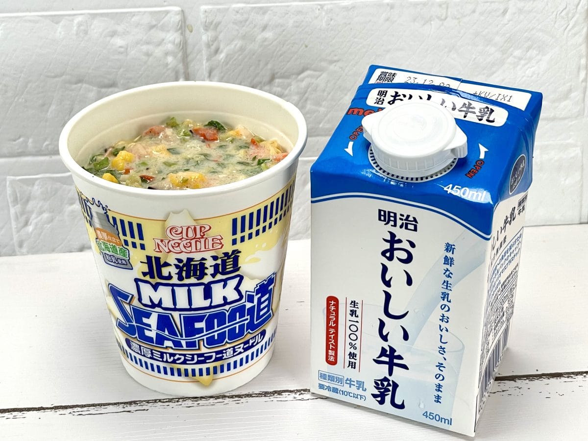 2.「日清カップヌードル 北海道ミルクシーフー道ヌードル」（日清食品）ちなみに私はお湯の代わりにミルクで作るのが定番です。戻し時間が通常より1〜2分伸びますが、濃厚なクラムチャウダーのようなテイストになります。これもケッコウおすすめですよ～