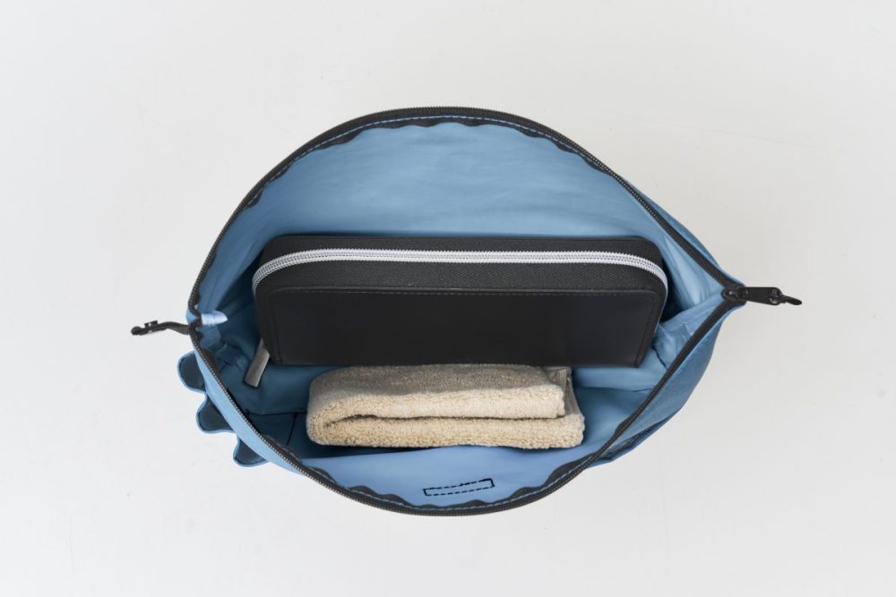 バッグインバッグは、長財布も収まる絶妙なサイズ