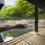 東京から日帰りもできる人気施設「星野温泉 トンボの湯」（長野県軽井沢町）すべての浴槽が源泉かけ流し・循環・加水をせず、良質な源泉を楽しむことができ、しかも飲泉もできる