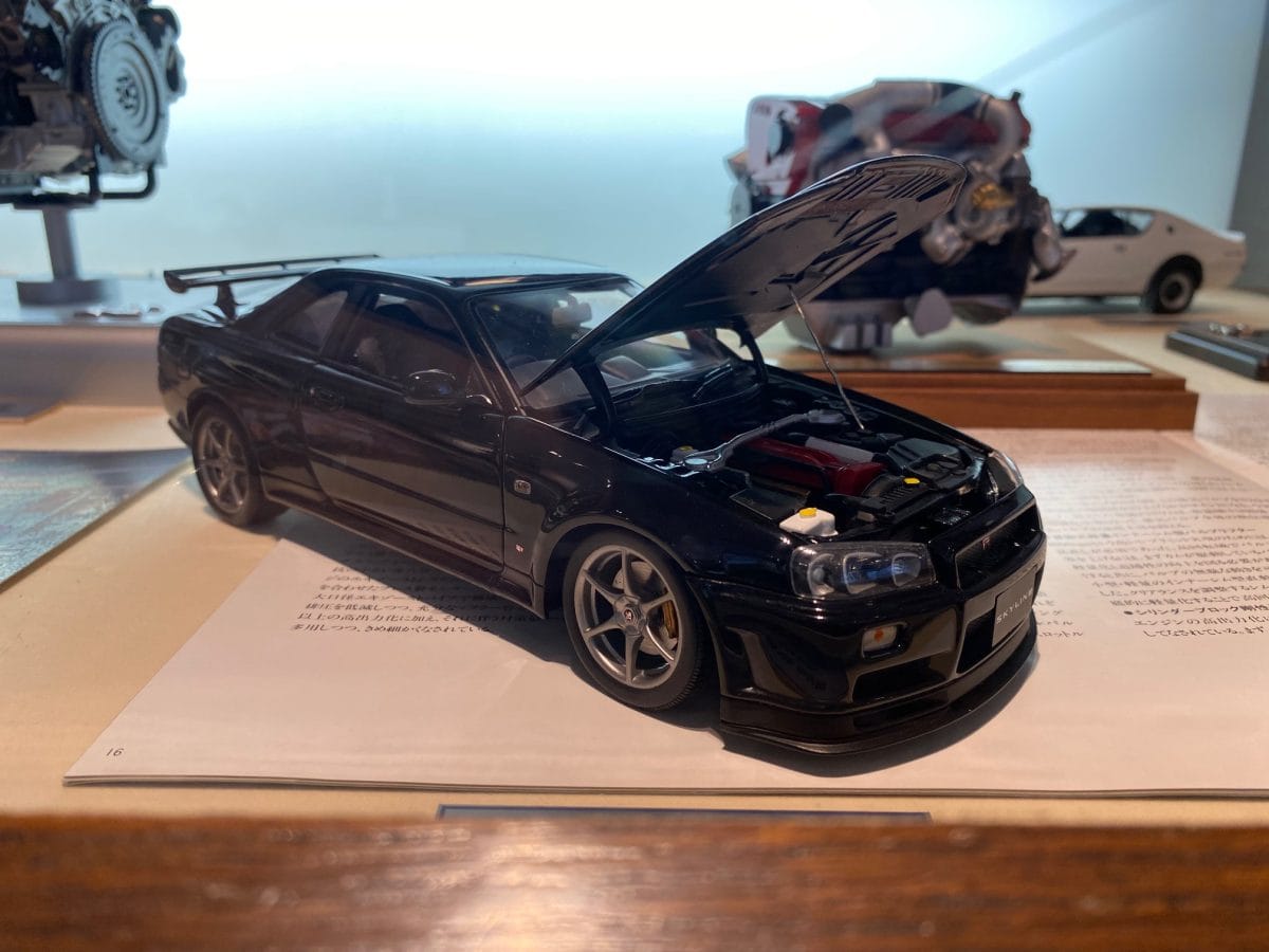 R34型「スカイライン GT-R」のミニチュア。大黒PAでは言わずもがなの大人気モデルです