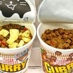 2. 「カップヌードル カレー 謎肉まみれ」（日清食品）通常のカレー味（左）はポテトの存在感がぎっしりですが、謎肉まみれ（右）はその4倍！その分ポテトは入っていません