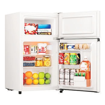 ハイセンス／87L 冷凍冷蔵庫 HR-B91-HW　スリムで高さを抑えたコンパクトな2ドア冷蔵庫。350mL缶、500mL缶、2Lペットボトルもたっぷり収納できる3段ドアポケットや、電子レンジなどを上に置ける耐熱仕様で一人暮らしにも十分使える