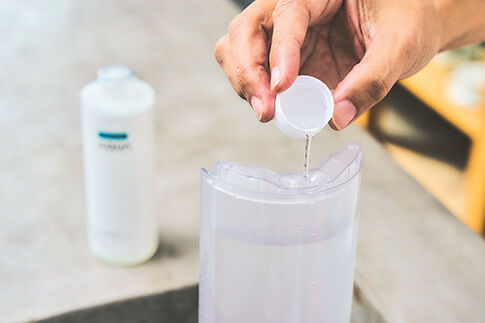 アクア／ワイプル AQC-WX1P　専用洗剤と60℃までのお湯をカップに入れて使える。フローリングの汚れもきれいに！