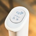 アクア／ワイプル AQC-WX1P　充電台にセットしてブラシ洗浄ボタンを押すと、自動で回転ブラシをクリーニングする