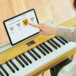 カシオ／Privia PX-S7000　専用アプリと連動すればデジタル楽譜を見ながら演奏ができ、様々な設定も簡単に行える