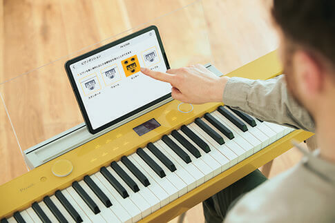 カシオ／Privia PX-S7000　専用アプリと連動すればデジタル楽譜を見ながら演奏ができ、様々な設定も簡単に行える