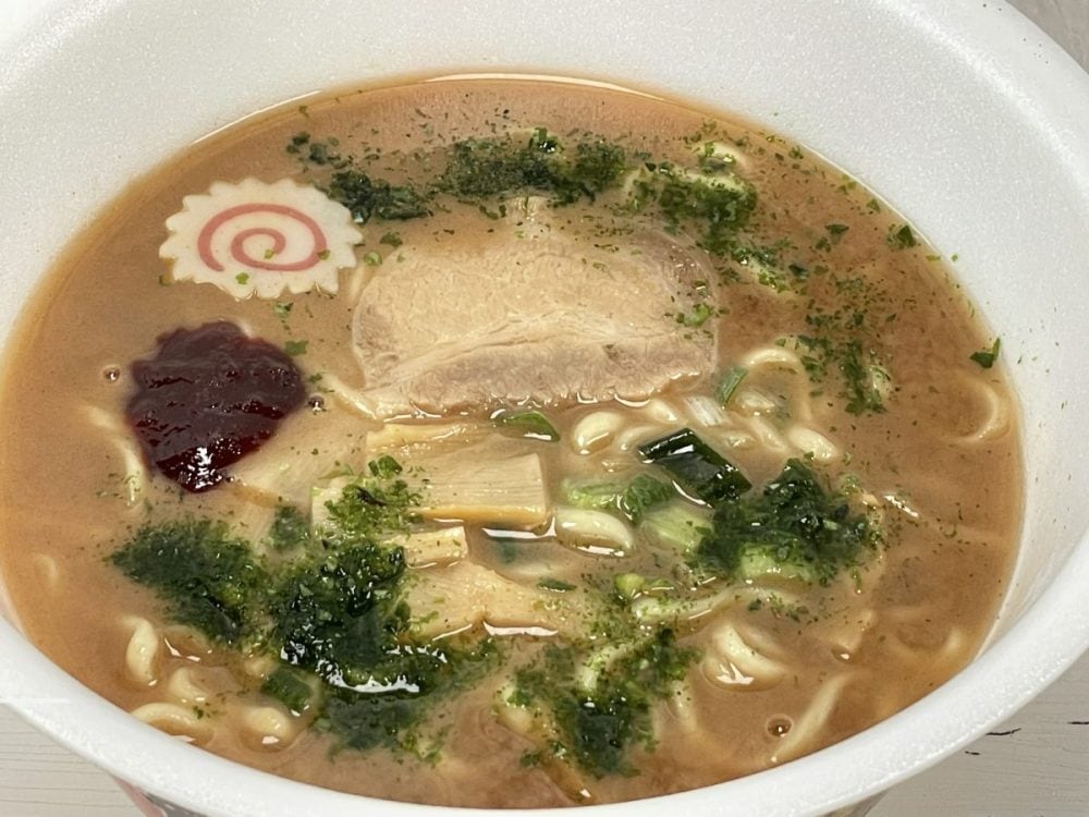 3. セブンプレミアム「龍上海本店 赤湯からみそラーメン」（明星食品）ふりかけのあおさと辛味噌が見た目のインパクトはバツグンです。立ち上がる風味はまさに実店舗そのもの