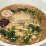 3. セブンプレミアム「龍上海本店 赤湯からみそラーメン」（明星食品）ふりかけのあおさと辛味噌が見た目のインパクトはバツグンです。立ち上がる風味はまさに実店舗そのもの