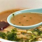 3. セブンプレミアム「龍上海本店 赤湯からみそラーメン」（明星食品）ポークベースにコク深い味噌だれと煮干しを主体とした魚介系テイストをバランスよく配合したスープは本店の再現率が高いと感じます