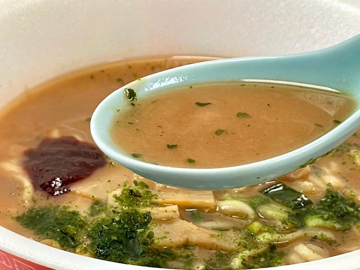 3. セブンプレミアム「龍上海本店 赤湯からみそラーメン」（明星食品）ポークベースにコク深い味噌だれと煮干しを主体とした魚介系テイストをバランスよく配合したスープは本店の再現率が高いと感じます