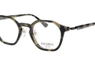 【大人のためのメガネ】こんなクリアフレームがほしかった！βチタン製の板バネを追加して眼鏡市場の「アルディート」がアップデート
