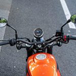 アップライトなハンドルバーはリラックスしたバイクライドを実現