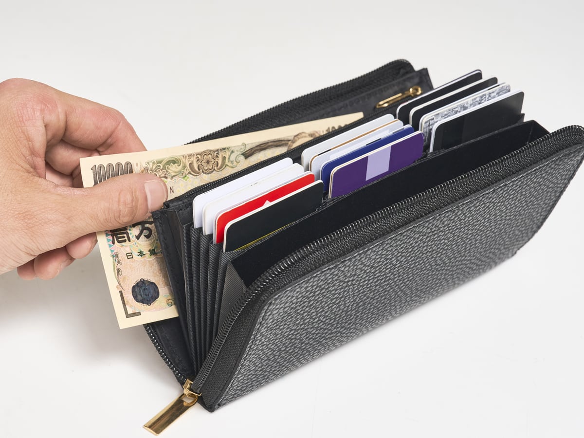 ナノ・ユニバースのじゃばらL字ジップ長財布は、紙幣も出し入れしやすい