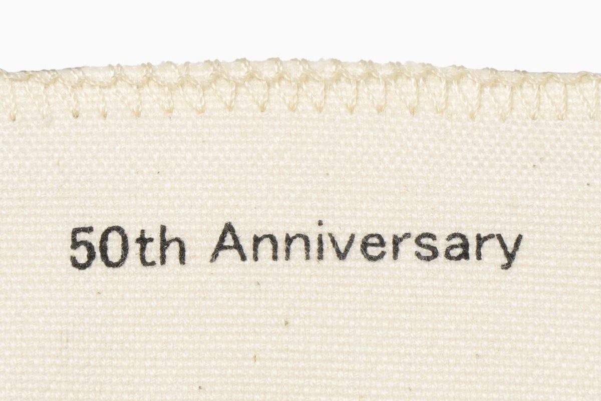 タン裏には生誕50周年記念する「50tn Anniversary」のテキストをプリント