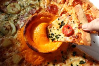 【背徳感たっぷりピザ】中央に“チーズ火山”がそびえ立つ!? ドミノ・ピザ「チーズボルケーノ」を実食レビュー
