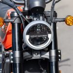 ヘッドライトは”HARLEY-DAVIDSON”ロゴが点灯するシグネチャーLEDライト