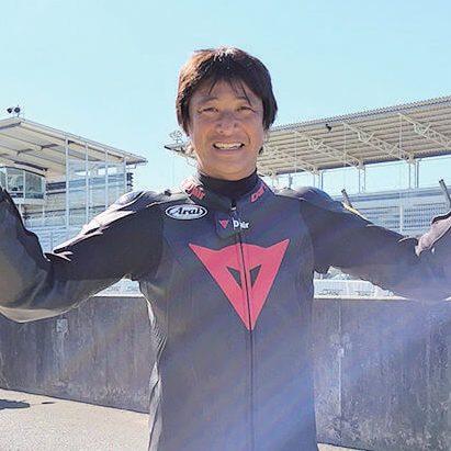 「モーターサイクルジャーナリスト　鈴木大五郎さん」

豊富なレース参戦経験、国内外メーカーの試乗経験を持ち、主に二輪専門誌にて活躍中