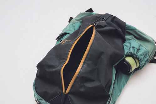 アイコニックなポケットはちょっと大きめの荷物やタオルなども収納可能。出し入れも簡単にできる