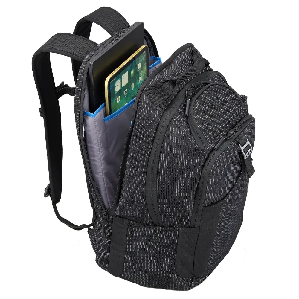 SafeEdege構造のノートPCポケットはバッグを床に置く衝撃を直に伝えず、縁まで厚手のパッドでしっかり守るため、移動の多いときでも安心