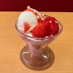 苺と北海道みるくアイスパフェ。