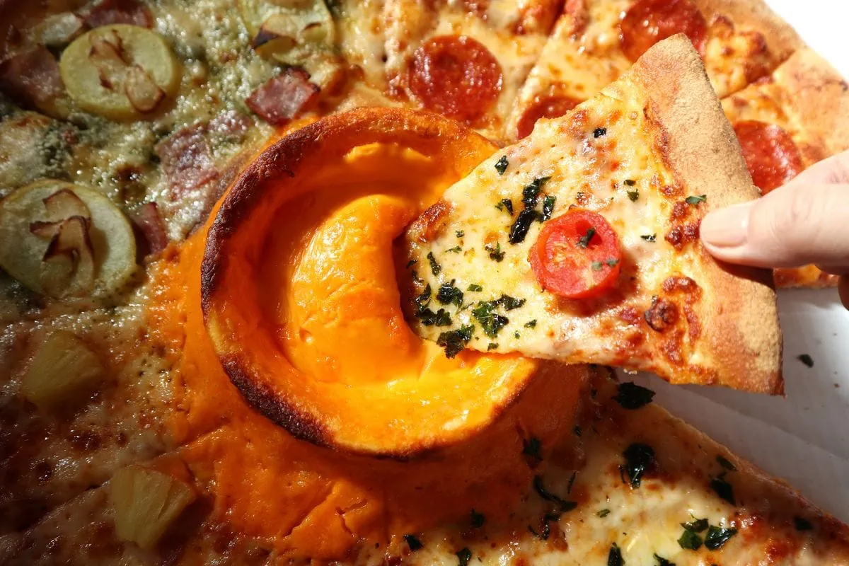 第3位　【背徳感たっぷりピザ】中央に“チーズ火山”がそびえ立つ!? ドミノ・ピザ「チーズボルケーノ」を実食レビュー