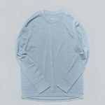 「ワンダーウェア ミッドTシャツ ロングスリーブ2.0」￥14,300／ライトブルー