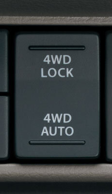 4WDのCVT車には使用状況や路面状況に応じて「2WD」／「4WD AUTO」／「4WD LOCK」の3つのモードが選択可能な電子制御式4WDやぬかるみ脱出アシストを採用