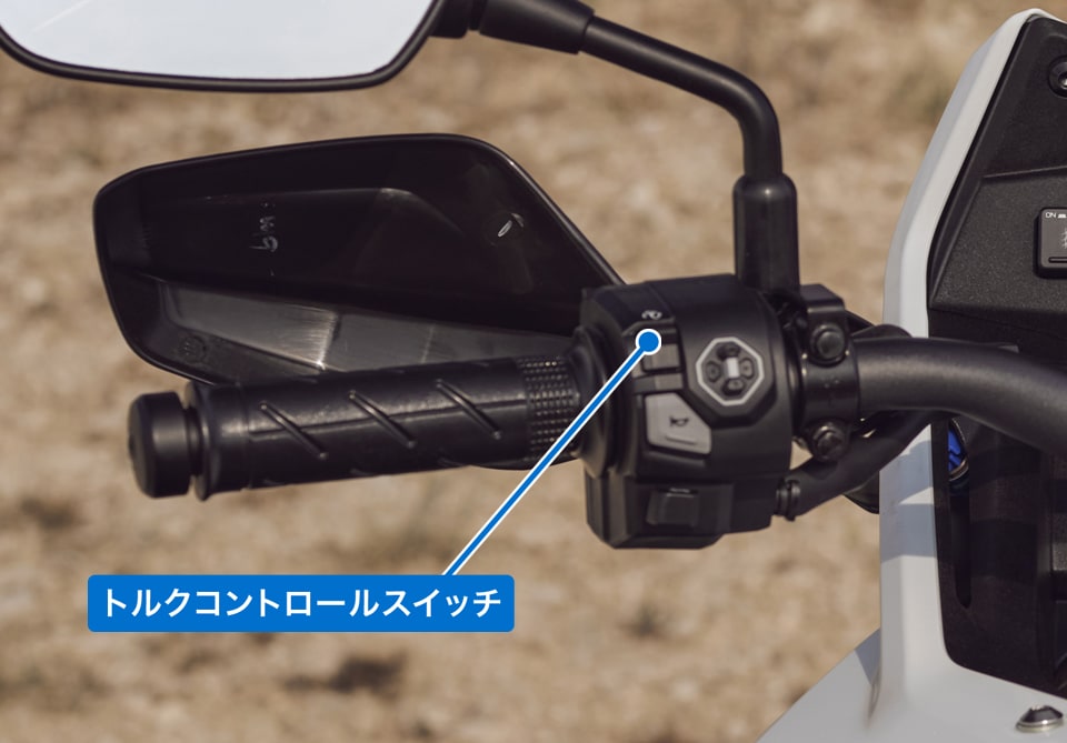 BluetoothでNX400とスマートフォンを連携させるシステム「Honda RoadSync」を搭載。手元のコントロールスイッチで操作をおこなう し、ハンドルスイッチやBluetooth接続されたヘッドセットを通じたライダーの音声等によって、スマートフォンの地図や音楽アプリ等の操作を可能とするHonda RoadSyncも