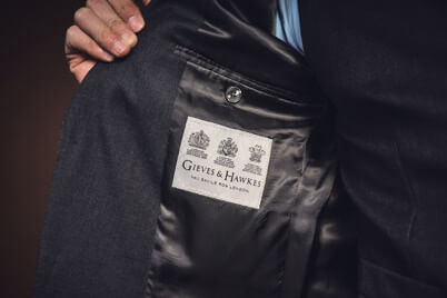 ギーブス＆ホークス／スーツ　ブランドラベルには英国王室御用達の証明が。さすがサヴィル・ロウNo.1テーラー