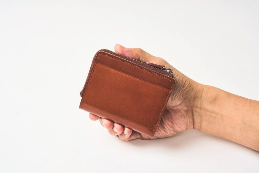 ガンゾ／Lファスナー二つ折り財布　手のひらサイズなのに十分すぎる収納力！
